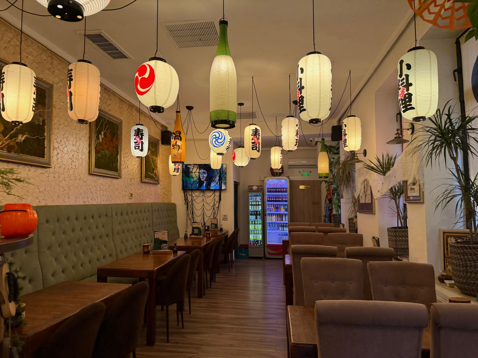 Sala de mese cu felinare japoneze
