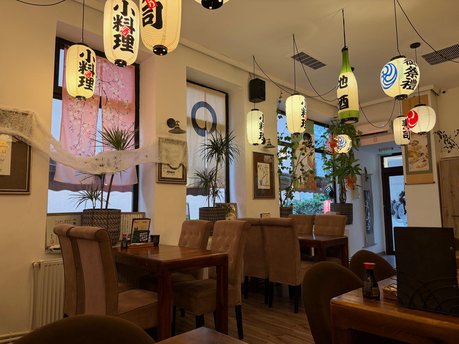 Sala de mese spre intrare